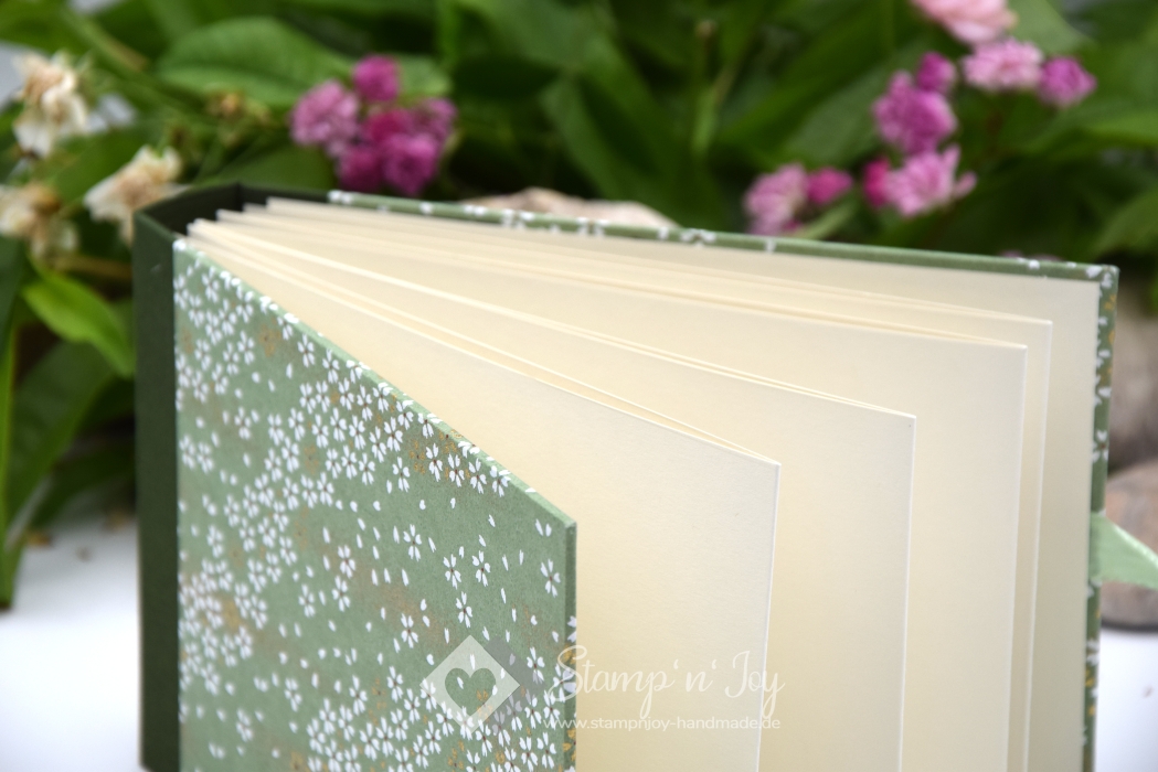 Leporello Album ca. 19,0x12,5x3,0 cm mit Verschlussschleife | Einband Japanpapier Chiyogami Kirschblüten | grün | Art. Nr. 97210601